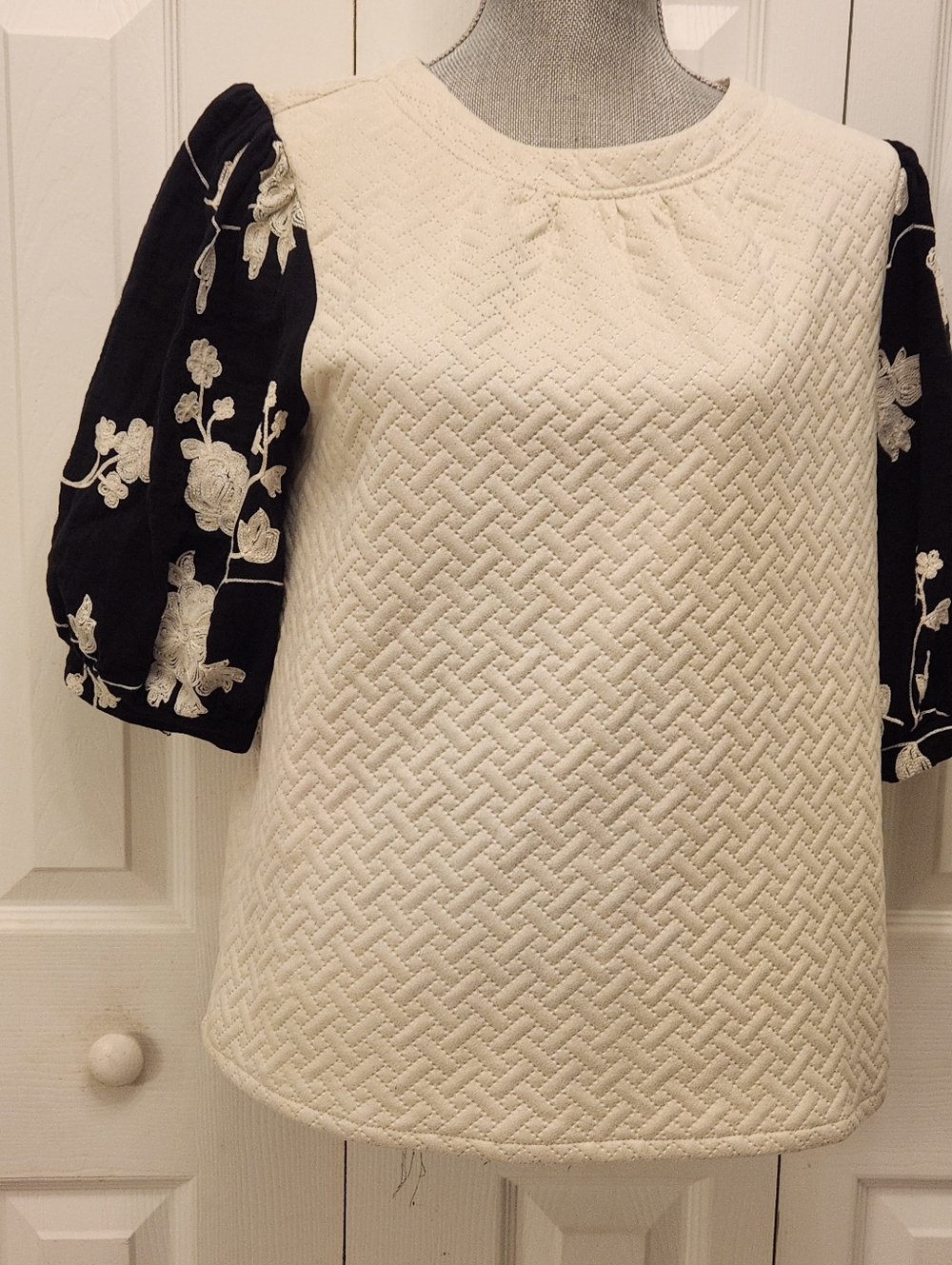 Voy Cream Quilted Short Sleeve Top with Black Embroidered Sleeves Sz M